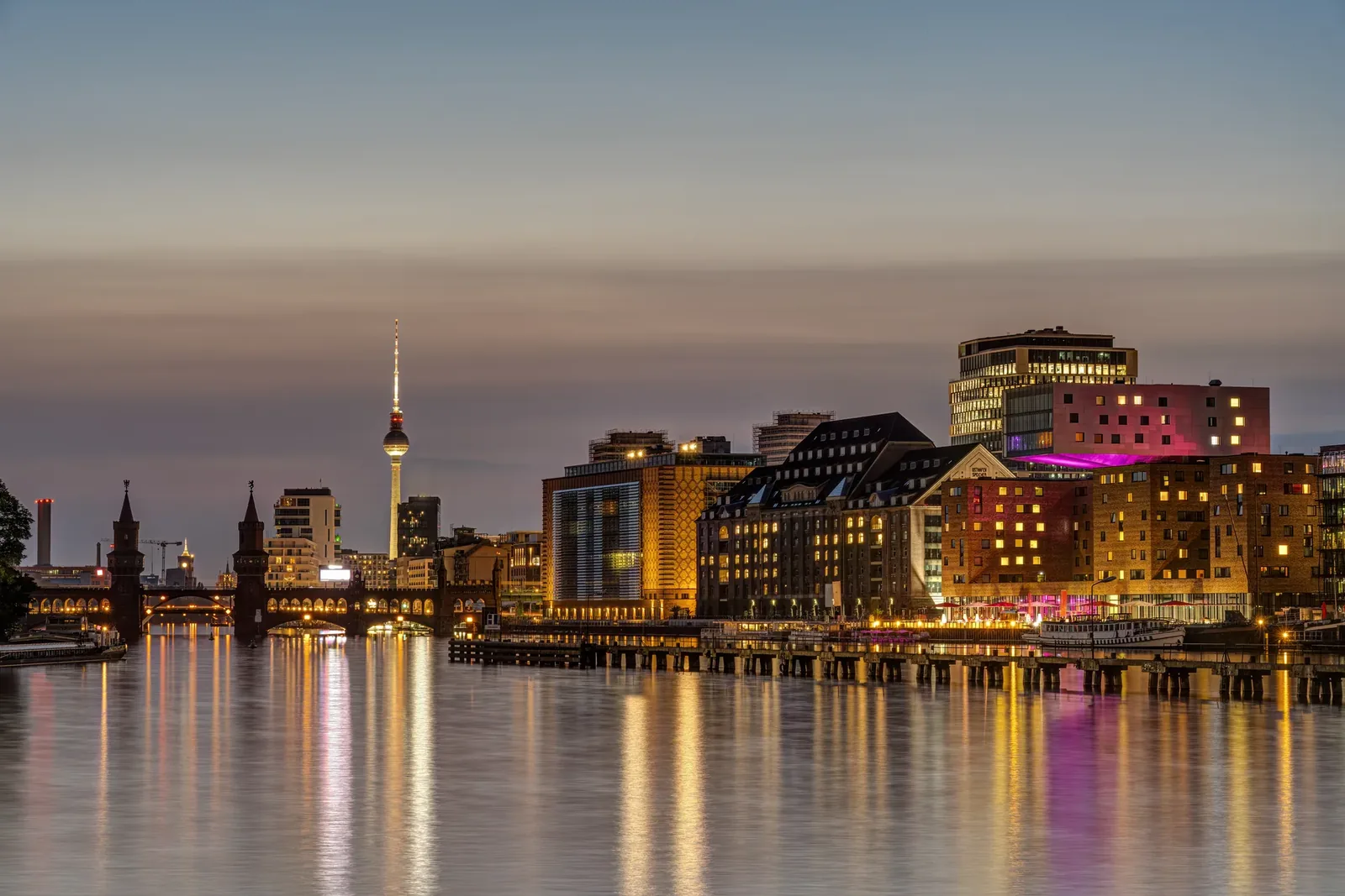 Brücke über den Fluss in Berlin