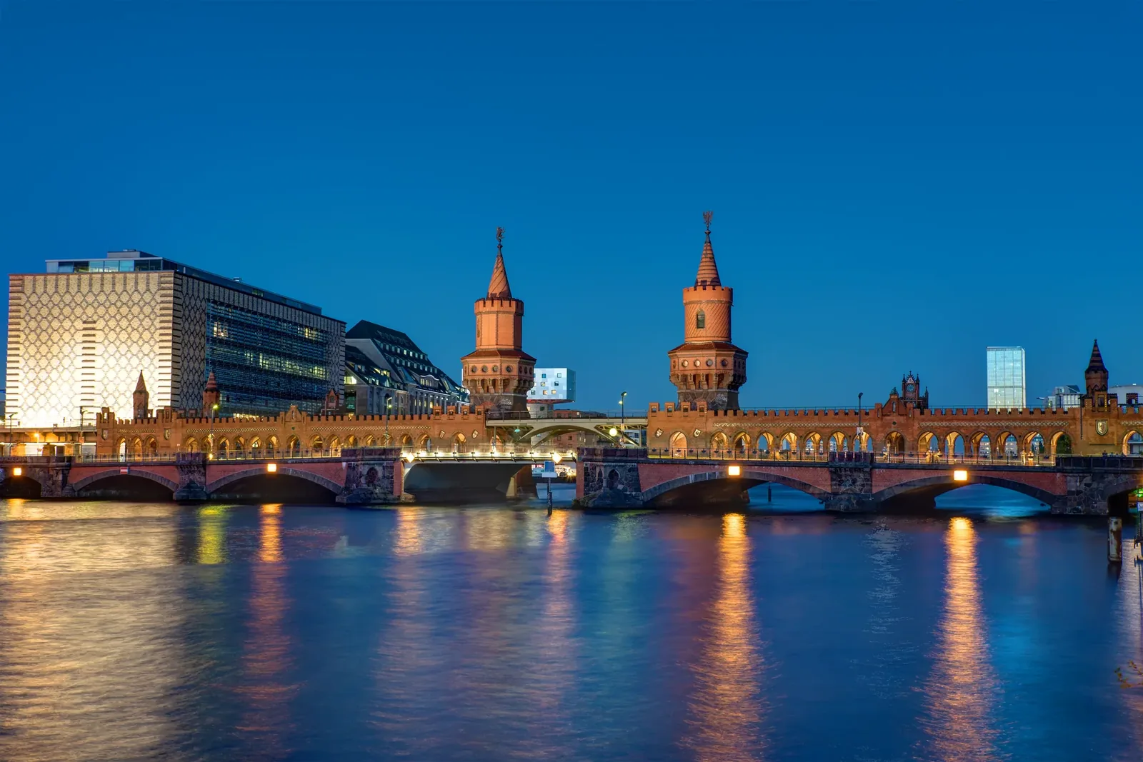 Brücke über den Fluss in Berlin