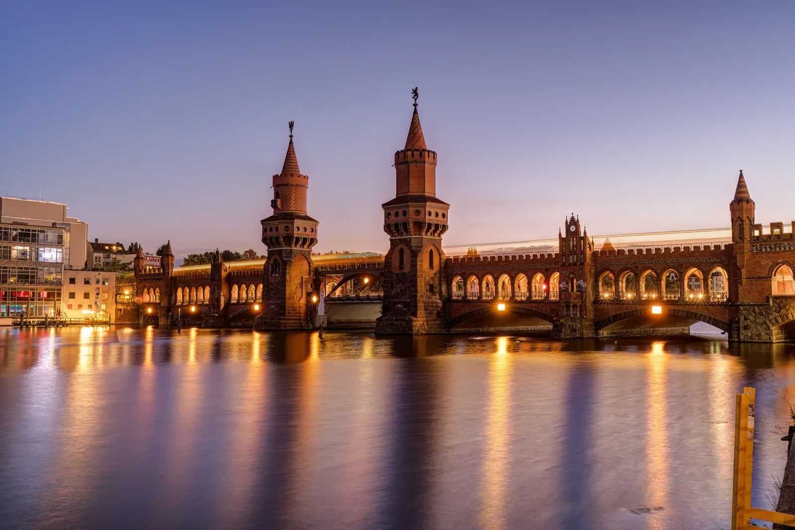 Brücke über den Fluss in Berlin